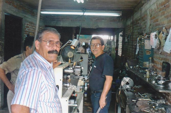 Con el amigo y colega Mario en su taller de tornos en Culiacan Sinaloa, durante una de mis visitas